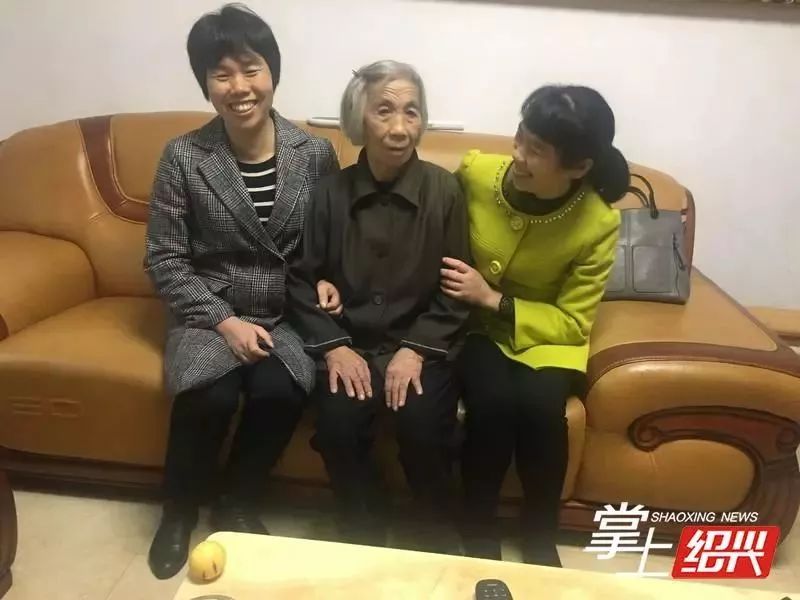 嵊州2女子照片长得像,不料竟真是亲姐妹