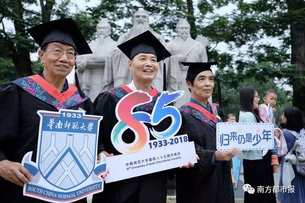 学校总共设了5个拍摄点供校友补拍学位照好不热闹回到了校园为母校