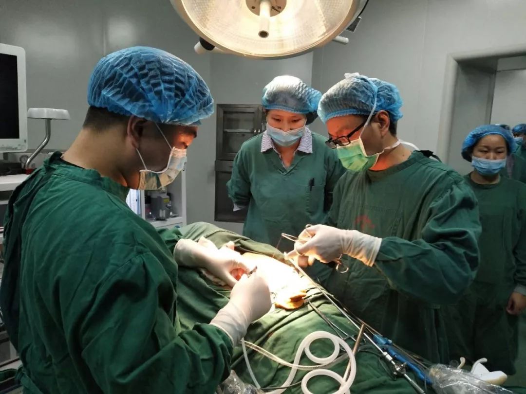 医疗团队在现代手术室进行外科手术图片下载 - 觅知网