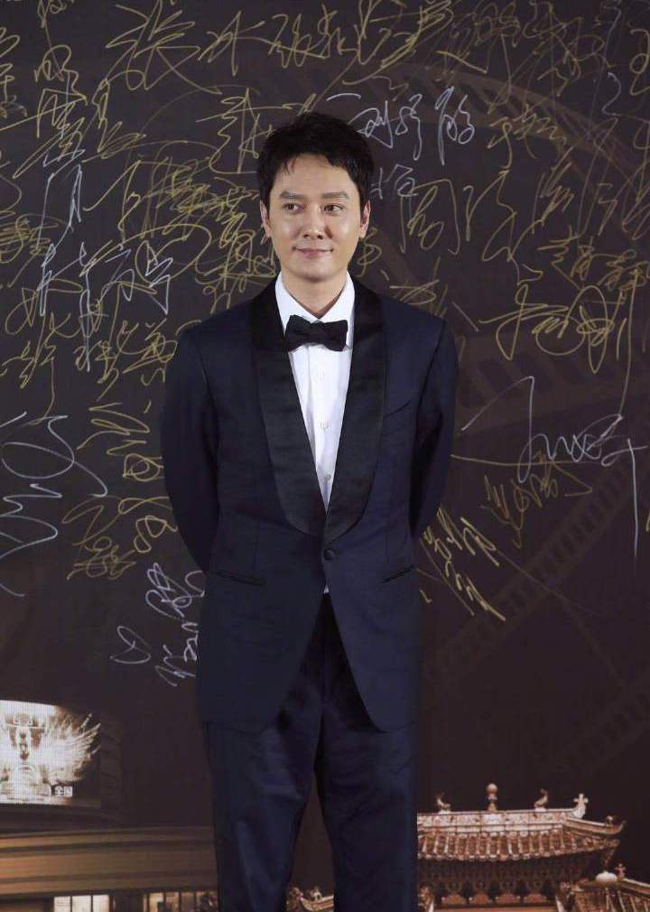 馮紹峰出席百花電影節，婚後首次公開亮相的他滿臉笑容，幸福不已