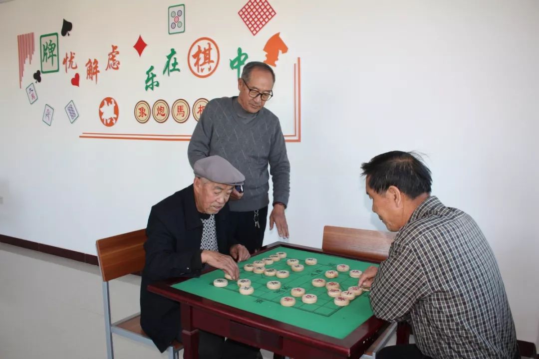 社区居民在新修建的文化活动中心下象棋