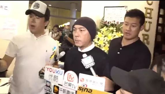 蓝洁瑛追思会张卫健表情凝重,"丁孝蟹"邵仲衡竟面带微笑