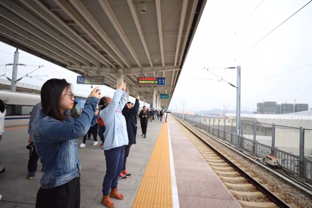 最美铁路发现团成员欣赏上饶车站新老站房比肩,体验"骑跨式"设计在