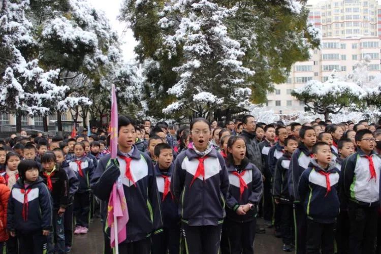 集结队旗下,争做好队员——陇西县渭州学校七年级建队仪式