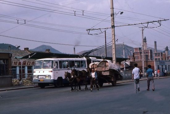 老照片1983年的大连马兰广场大连的电车