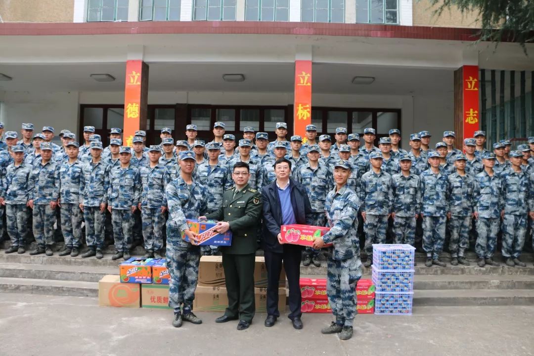 我校士官学院空军士官生一起欢呼庆祝空军建军节,祝福祖国的美好明天.