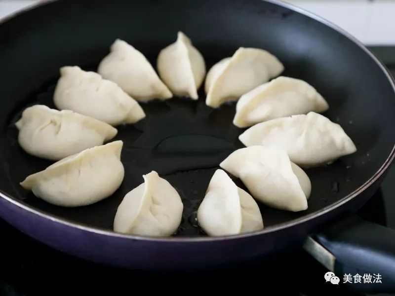 肉香皮酥味道纯正的特色鸡肉煎饺家常做法