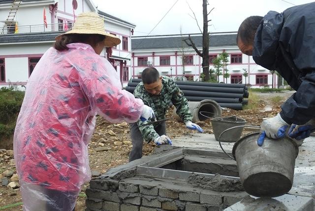 这位女农民工不简单,在建筑工地上是泥瓦工!同事称她"大师傅"