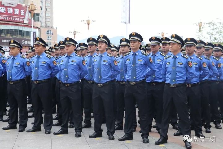 来看看城管换装《中华人民共和国城市管理执法制式服装标志标识管理