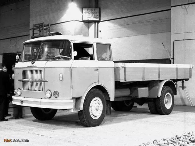 斯柯达706rt则更为先进,也是老柴油黄河卡车的雏形.