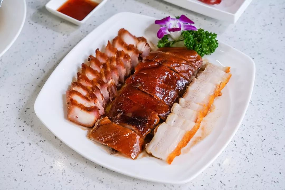 本店必点菜不得不说的是烧味拼盘,集聚了烧鸭,烧肉,叉烧,烧鹅四种特制