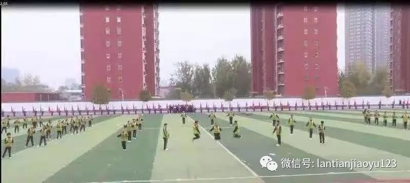 这是蓝天小学运动员在2018年易县中小学运动会暨阳光体育运动成果展示