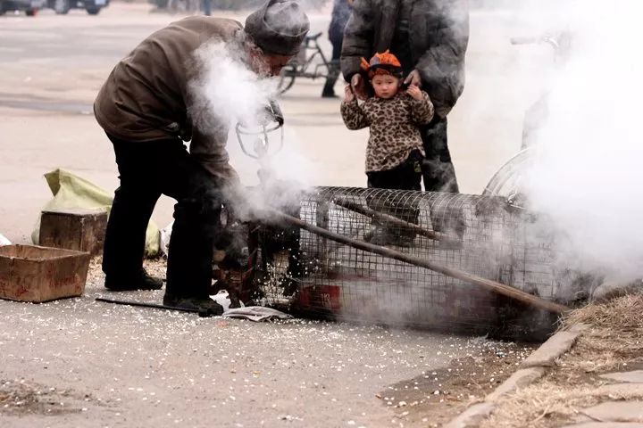 我们都捂着耳朵跑远远的,只听"砰"的一声,又甜又香的爆米花出来了