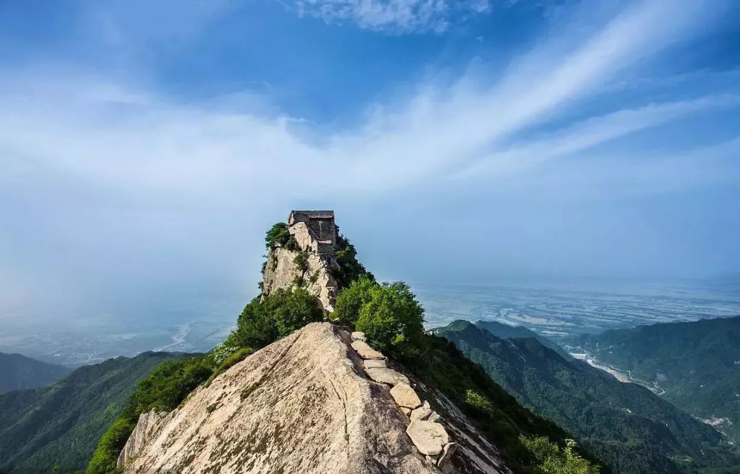 站在视线开阔处,向 终南山望去,那绵延的山势,多么蔚为壮观,连西安城