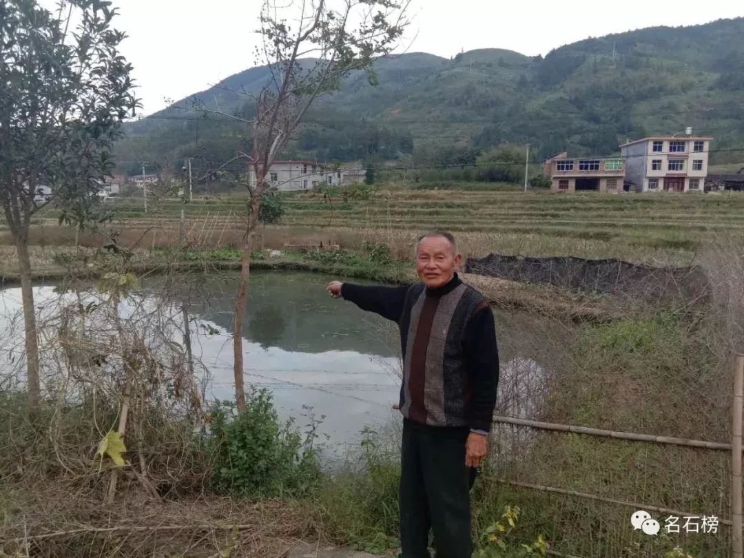 下图老者手指处为李法师艺成归来现身的地方,原为水井,现改作为池塘