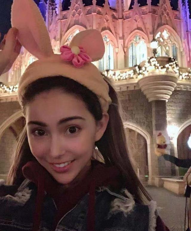 昆凌曬遊玩迪士尼美圖超開心，頭戴兔耳朵的她少女感滿滿十分吸睛 娛樂 第2張