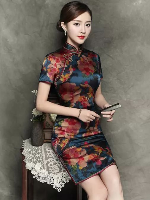 旗袍,中国和世界华人女性的传统服装,被誉为中国国粹和女性国服.