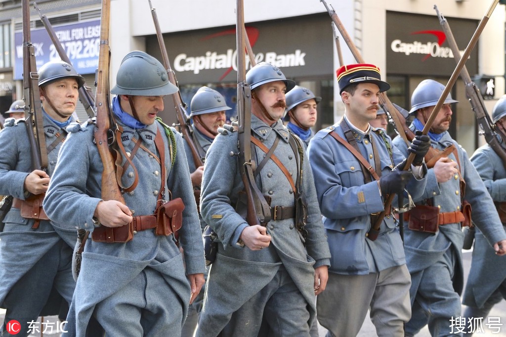 11月11日,人们身穿一战时期军服在纽约曼哈顿第五大道参加退伍军人节