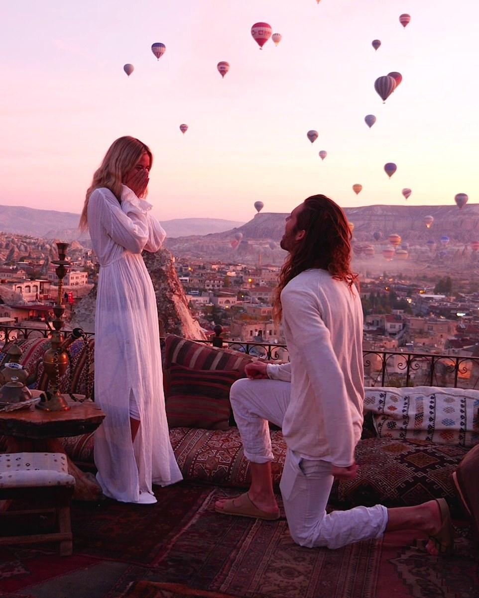 澳大利亚摄影师在土耳其浪漫求婚 背景有100个热气球