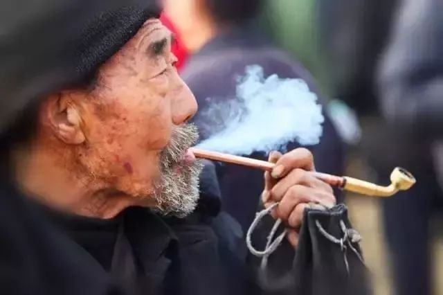 吃旱烟的老人对自己的烟锅有一份特殊的感情和信赖,旱烟管里的烟油