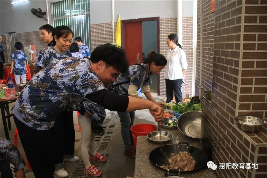 火箭升空利用的什么反冲原理_火箭简笔画