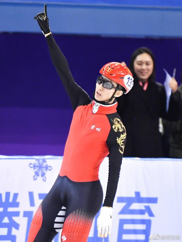 短道速滑名将武大靖再破世界纪录夺冠,网友说,中国人的骄傲