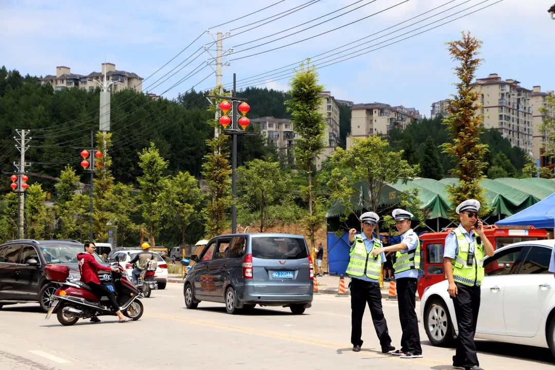 在中队院坝,副大队长徐俊首先强调了工作纪律,中队长邓革对前来参战