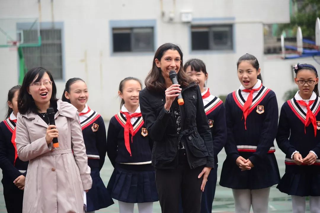 在觅渡全体师生的热切期盼中,两位友好学校校长来到觅渡桥小学,进行为