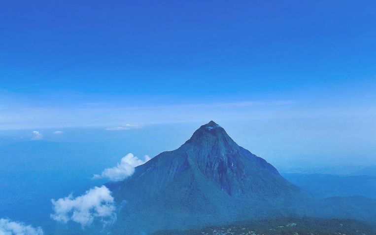 4507米   卢旺达最高的山为卡里辛比火山/karisimbi,高达4507米.