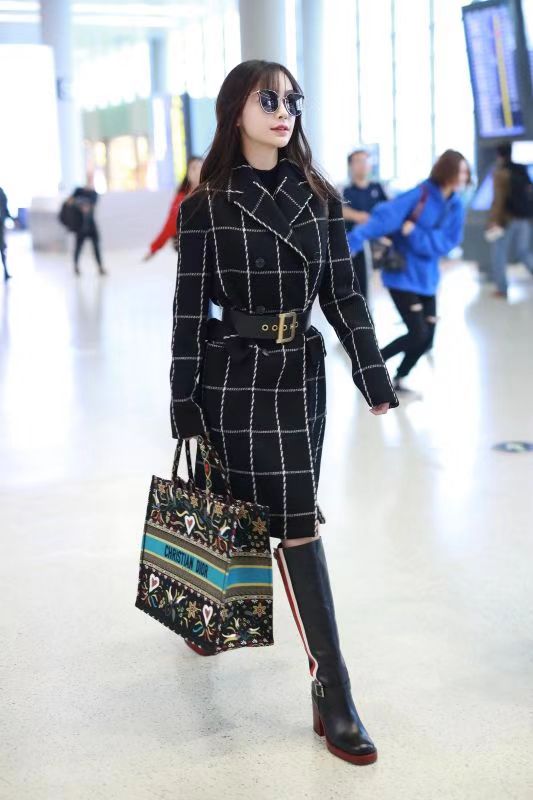 Angelababy機場被拍靚麗摩登 把對小海綿的愛繡在挎包上 娛樂 第5張