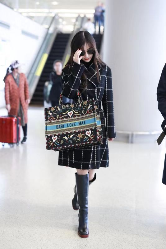 Angelababy機場被拍靚麗摩登 把對小海綿的愛繡在挎包上 娛樂 第2張