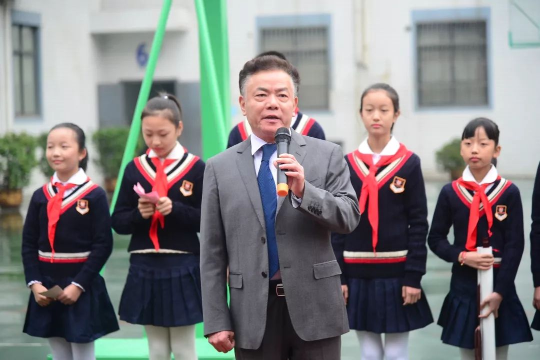 在觅渡全体师生的热切期盼中,两位友好学校校长来到觅渡桥小学,进行为