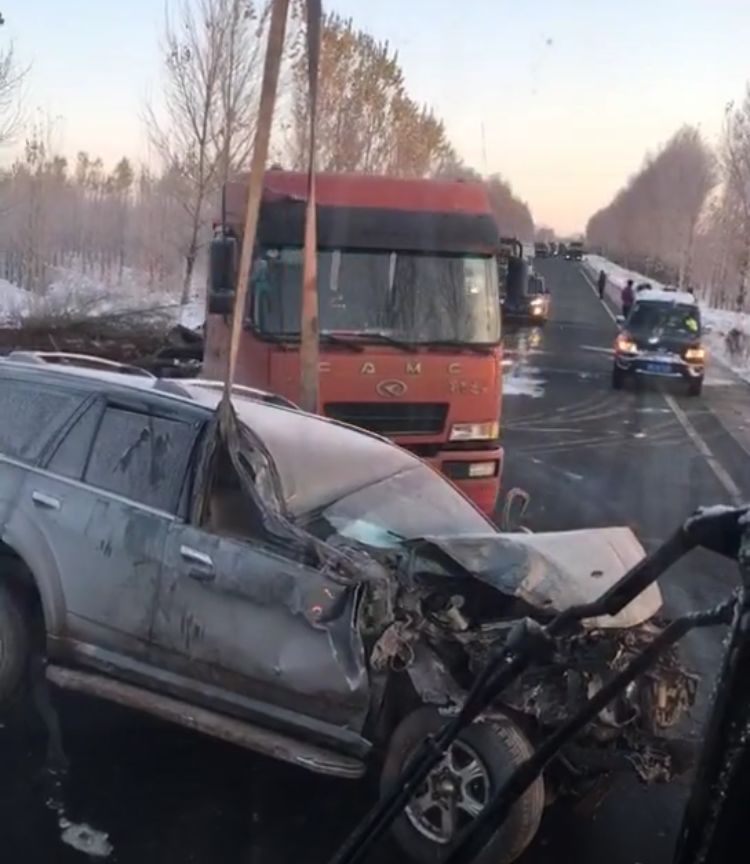 赤峰近日发生两起交通事故,赤峰一轿车撞上两辆出租车