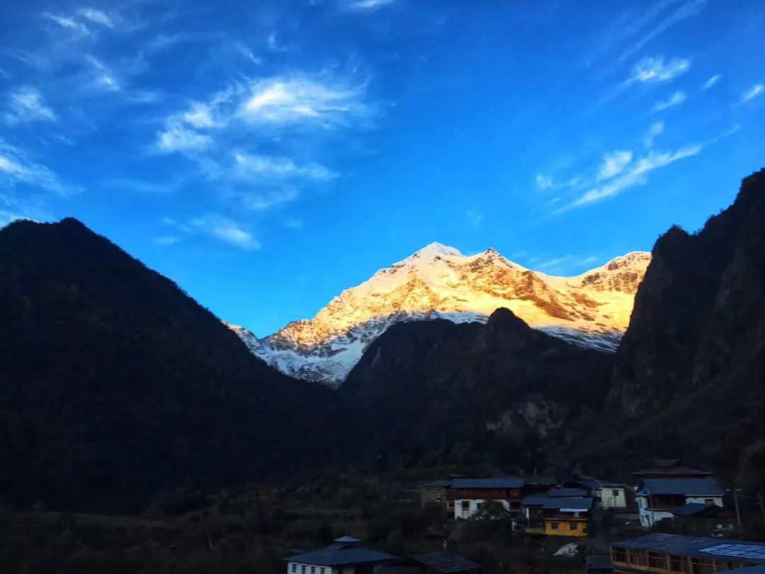 很幸运,在客栈小露台上就能看到日照金山!