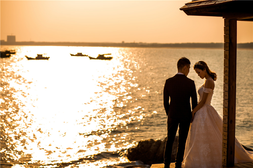 夕阳婚纱照_海边夕阳婚纱照图片(2)