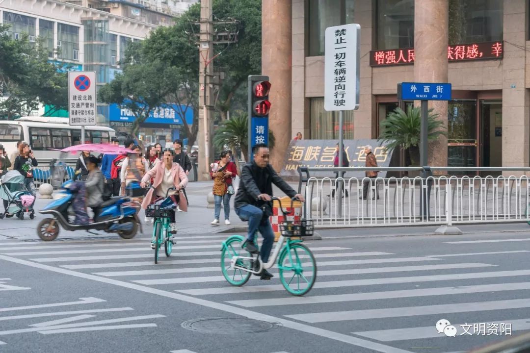 海峡路口,"中国式过马路",骑自行车男子闯红灯过马路,后面骑行和步行