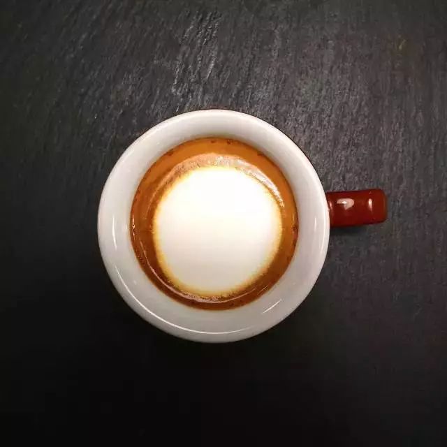 牛奶玛奇朵latte macchiato带奶泡的牛奶 一小坨意式浓缩焦糖玛奇朵