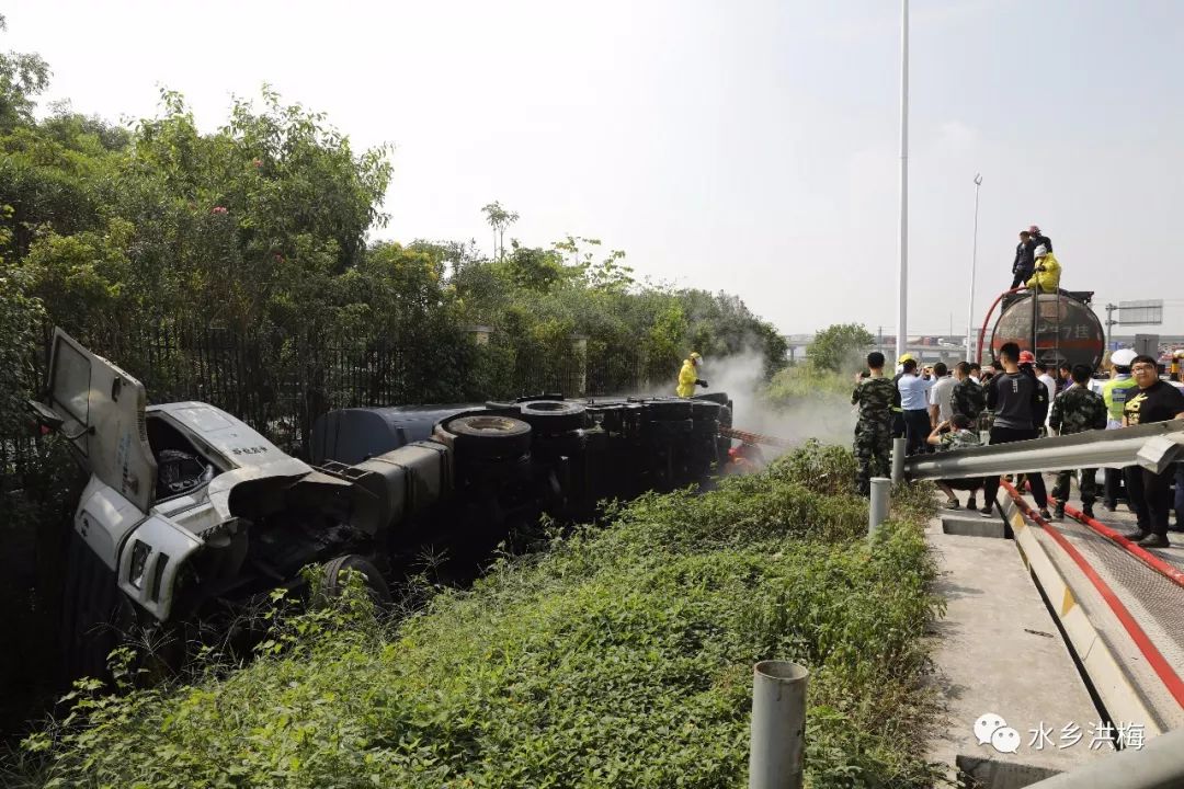 一槽罐车在广深沿江高速洪梅收费站附近发生侧翻