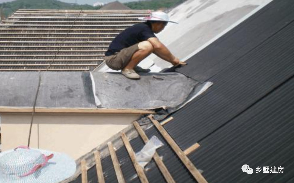 回农村建房包工头说斜屋顶不用做防水单靠瓦这鬼话也有人信