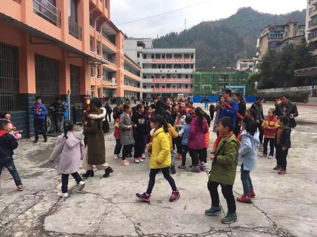 “我想揉眼睛……” “不，你不想！” | 兒童劇《鬧鬧與精靈》校園巡演走進五峰