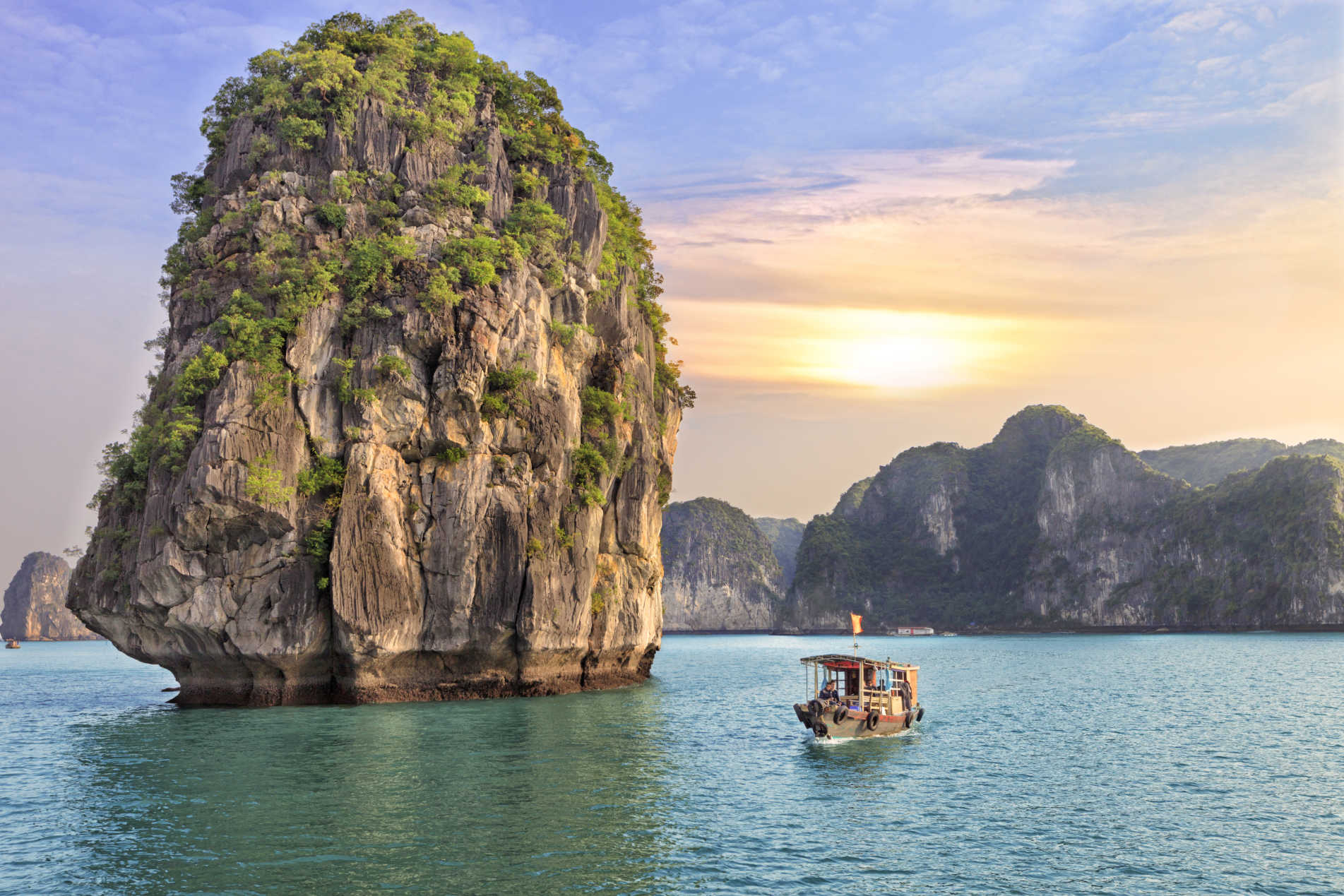 越南这处风景美如画,被称作"海上桂林",电影007曾在此