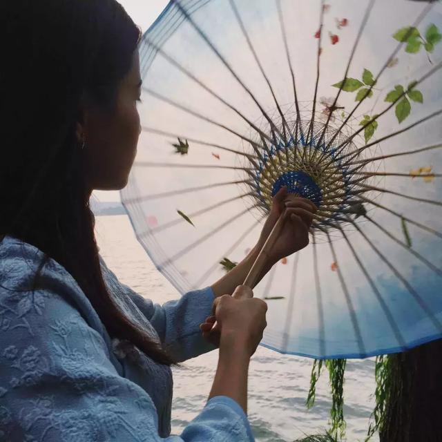 凄清,又惆怅 《雨巷》——戴望舒 梦中的江南,似乎就是撑着油纸伞的