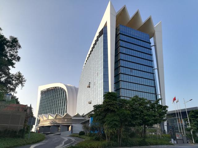 造型独特的南宁会展豪生大酒店,它位于在南宁国际会展中心南端高地上