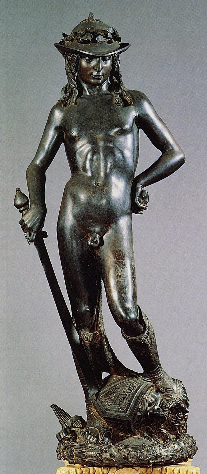 多纳泰罗的《大卫》青铜雕像大卫体格雄伟健美,神态勇敢坚强,身体