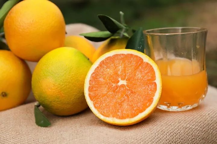 1个"爆汁橙"=1人1天需补的维生素 脐橙营养丰富,满满的维c能量,常