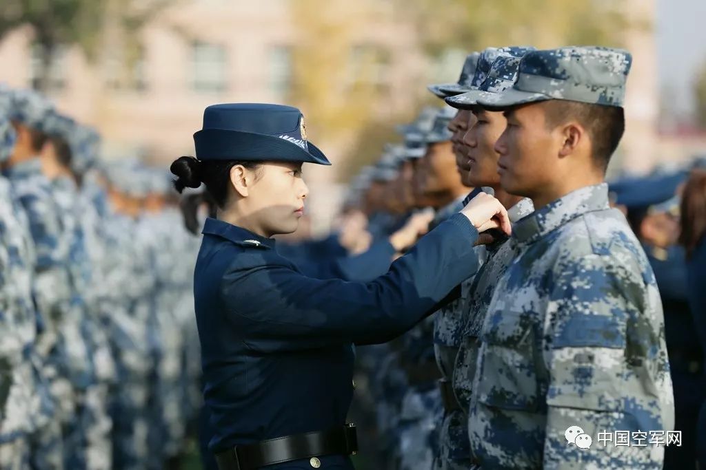 这一天,中部战区空军某新训旅千余名新兵在蓝天和军旗的见证下戴上