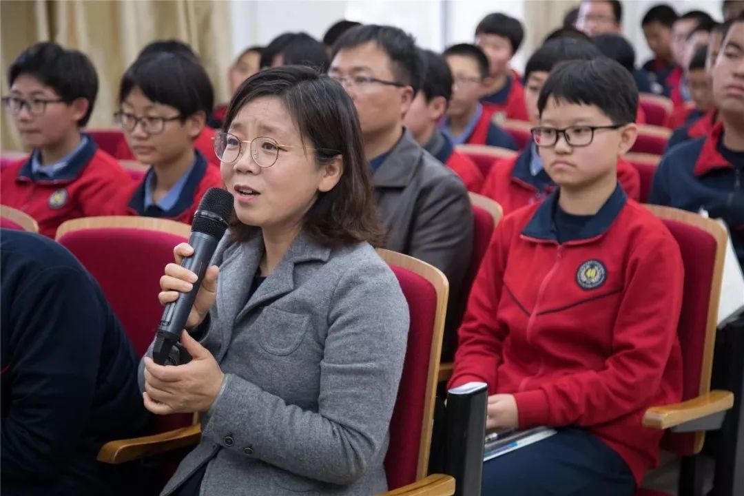 数学老师高国丽 在直播现场和校长互动四十中对老师的关爱,既体现在对