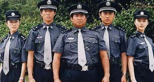 2002年,洪天照凭借和其父洪金宝合作的电视剧《特警飞龙》出道,洪天照