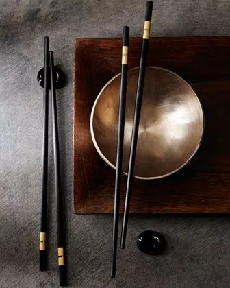 而用餐前,筷子一定要整齐摆放在饭碗的右侧,用餐后则一定要整齐的竖向
