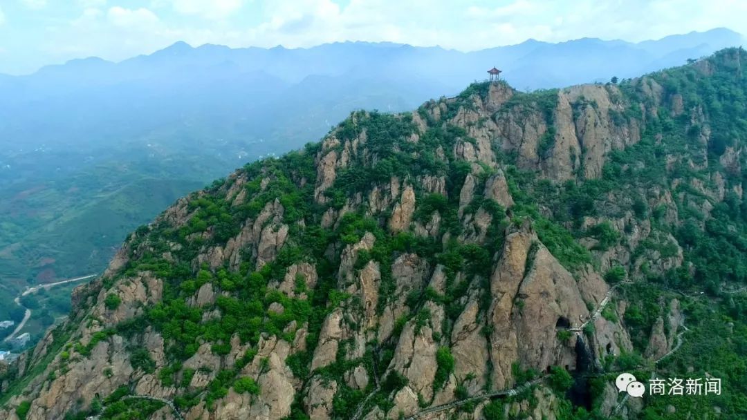 凤冠山系丹凤县城主山, 素有"山城之父","闹市幽境"之.